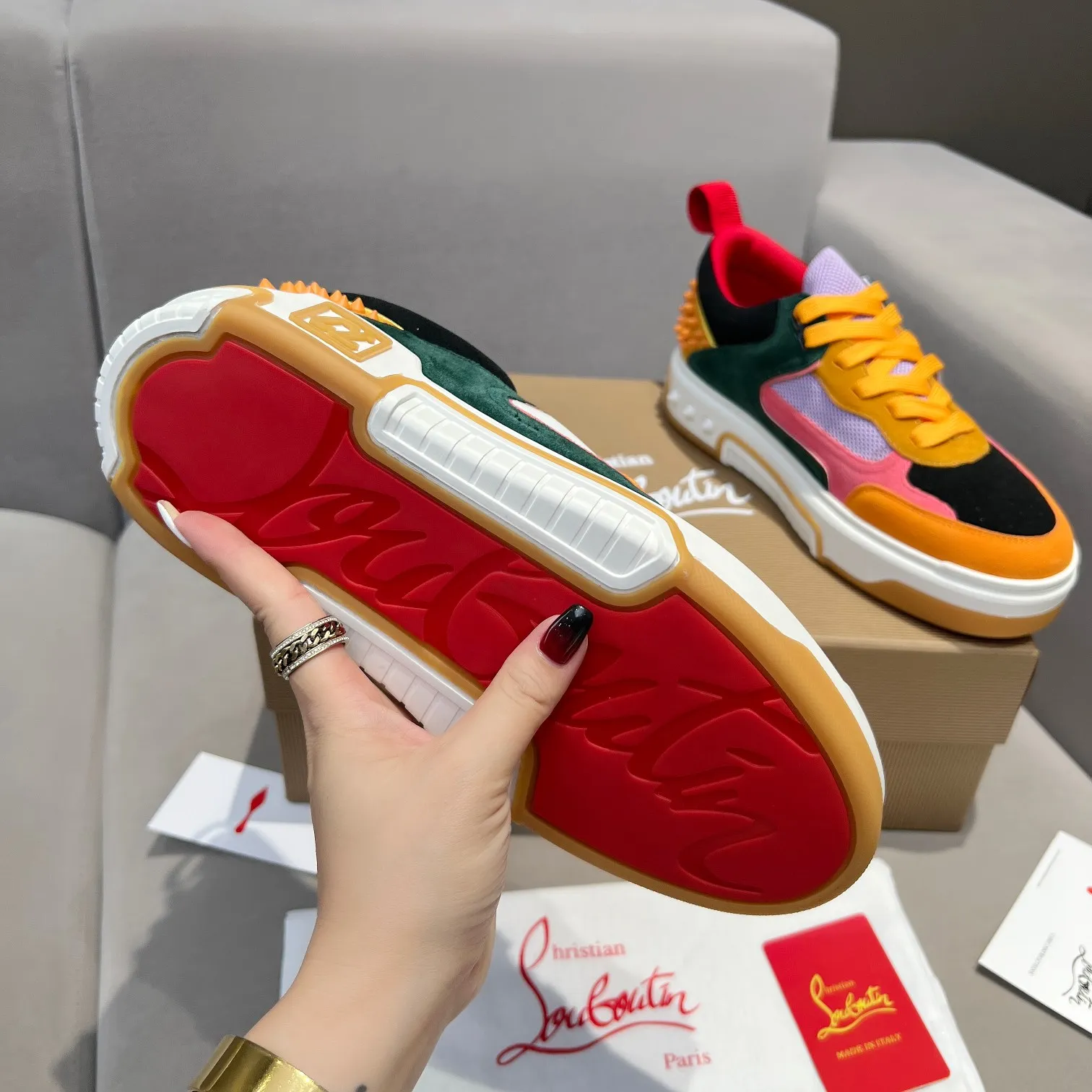 Men's shoes 💰700 🌹🌹🌹̋ Wang Junkai Yang Mi Zhang Jingyi Xu Kai Ding Chengxin Chen Muchi Wang Ziyi Same style Christian Louboutin 2024 [New product] ASTROLOUBI unisex thick-soled sneakers red-soled shoes perfectly integrate fashion and sports. The fabrics are made of luxurious calfskin, soft suede, smooth satin and laminated leather, and the back is decorated with classic rivets.  The interior is blended with a knitted tongue for added durability, breathability and quick-drying comfort.  The outsole is made of a combination of EVA foam and imported rubber, and the colorful CL iconic letters on the side of the outsole show the brand's unique style.  It is a ceiling-level comfortable skate shoe! ! !  Available in five colors, currently male sizes 39--45 and female sizes 35--40